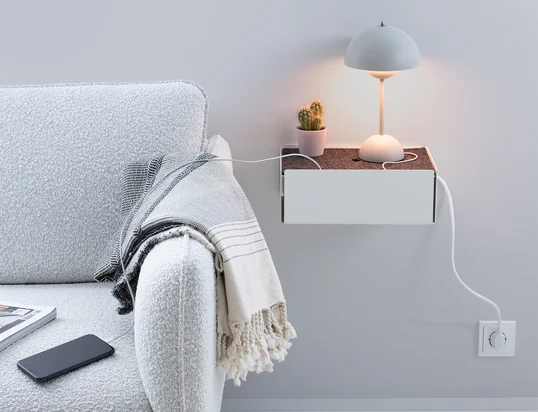 De Charge Box van Konstantin Slawinski in het sfeerbeeld: de box verbergt oplaadkabels van iPhones, camera's en andere apparaten stijlvol op de keukentafel.