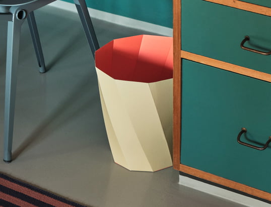 De Paper Wastebasket van ferm Living in de ambiance-view: De prullenbak valt op door zijn moderne gevouwen look en het tweekleurige contrast in elke ruimte.