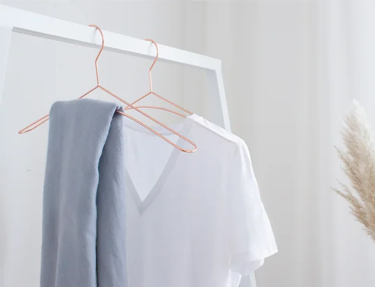 Koperen kleerhanger uit de Collection in combinatie met de witte Loop kapstok van Hay. Zowel thuis als in de winkel ziet de combinatie van wit en koper er bijzonder elegant uit.