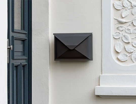 De brievenbus briefwunder van Dwenger in de sfeerweergave: De unieke brievenbus in enveloppevorm wordt een absolute blikvanger aan iedere huisgevel.