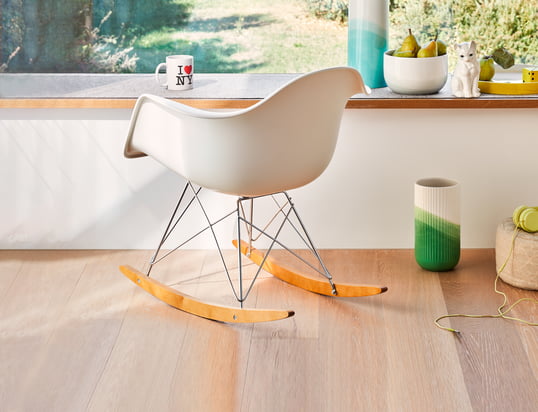 De Eames Plastic Fauteuil RAR van Vitra in de ambiance-optiek: De Plastic Fauteuil met de organisch gevormde zitschaal combineert behaaglijkheid met een goede stijl.