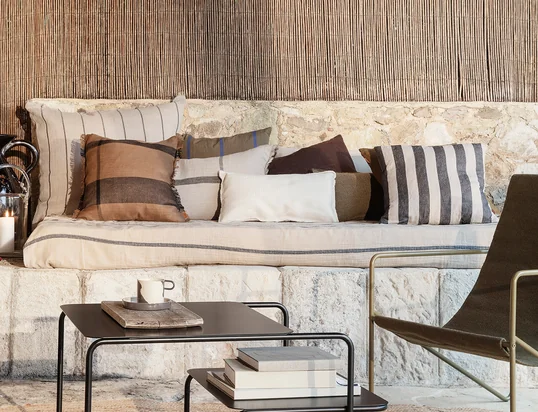 Of het nu op de bank, in een fauteuil of op bed is - decoratieve kussens brengen veel gezelligheid in onze vier muren. We willen het echter niet alleen binnen gezellig en comfortabel hebben, maar ook buiten. Gelukkig bieden veel designmerken een veelzijdige selectie van buitenkussens die weerbestendig en decoratief zijn en je uitnodigen om comfortabel in de tuin of op het balkon te vertoeven.