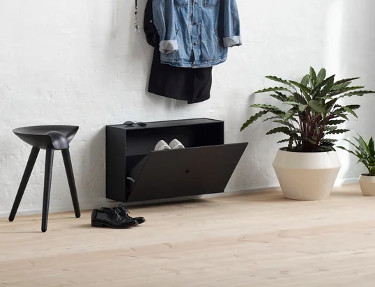 De Frame schoenenkast van Audo in het sfeerbeeld: De eenvoudige schoenenkast is uiterst plaatsbesparend en is perfect voor kleine gangen.