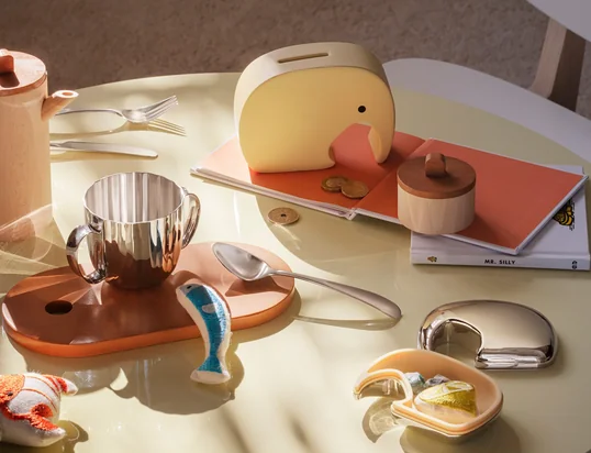 De Elephant Keepsake Box van Georg Jensen presenteert zich in een schattig en esthetisch ontwerp. Het is prachtig geschikt voor het opbergen van kleine voorwerpen die altijd bij de hand moeten zijn.