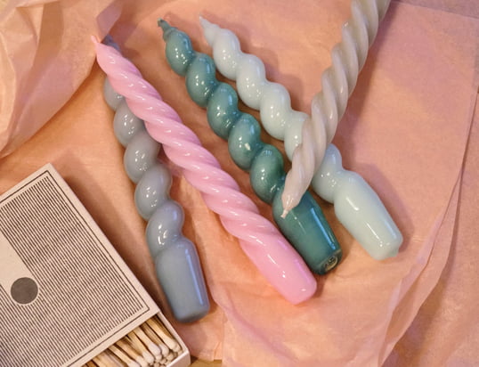 De Spiral Steekkaarsen van Hay in het sfeerbeeld. De Spiral stick candles zijn per stuk of in sets van 6 verkrijgbaar, in verschillende designs.