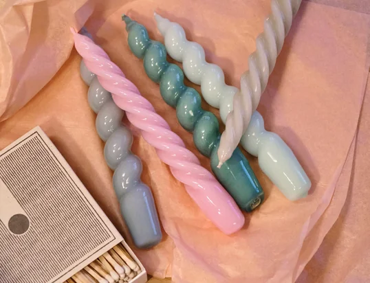De Spiral Steekkaarsen van Hay in het sfeerbeeld. De Spiral stick candles zijn per stuk of in sets van 6 verkrijgbaar, in verschillende designs.