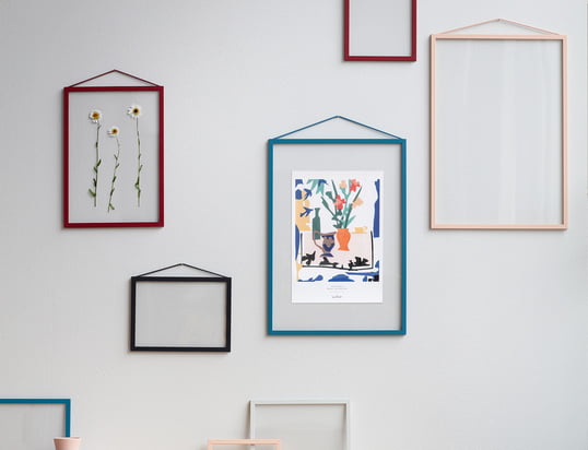Frame Moebe De fotolijsten hebben geen klassieke achterwand, waardoor het geheel er licht en luchtig uitziet en decoratief transparant is.