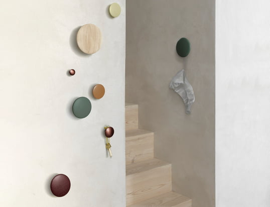 De "The Dots" wandhaken van Muuto in het sfeerbeeld: De wandhaken garanderen een veilige en stijlvolle houvast voor kleding, tassen en accessoires in de gang.