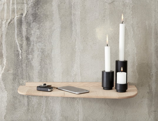 De Create Me theelichthouder in twee verschillende maten van eikenhout en de Create Me kandelaar in zwart snijden een mooi figuur op de wandplank van Andersen Furniture.