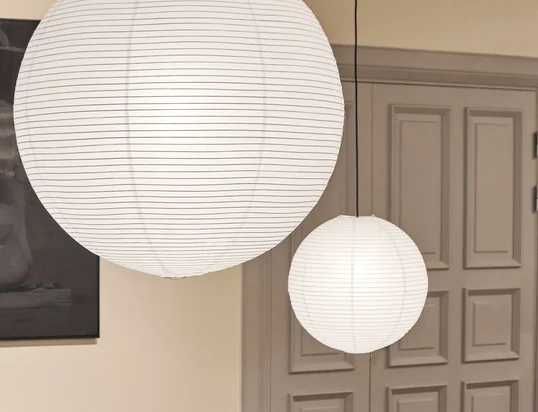 De Rice Paper lampenkap van de Deense fabrikant HAY is gemaakt van rijstpapier en heeft een delicate gegroefde structuur die over de lengte van de bolvormige kap loopt.