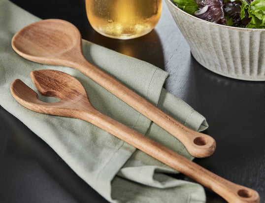 De Alfredo saladeservers zijn ontworpen door Alfredo Häberli als onderdeel van de Alfredo collectie voor Georg Jensen. Ze zijn gemaakt van eikenhout en de uiteinden zijn bedekt met elegante roestvrijstalen platen.