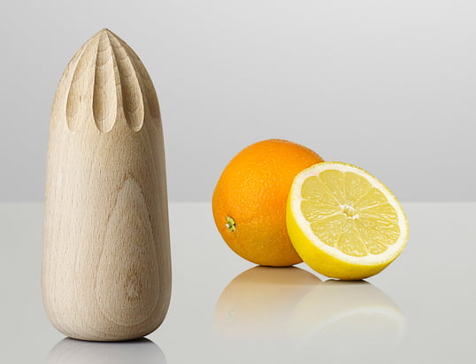 De Turn Around knijper van Muuto is perfect voor het sap van citrusvruchten. Het KiBiSi ontwerpteam laat zien dat hout ook uitstekend geschikt is als materiaal voor sapcentrifuges.