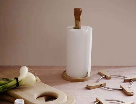 De Soft Board snijplank en de Norr keukenrolhouder van Skagerak zijn gemaakt van duurzaam geteeld hout en overtuigen als praktische keukenhulpjes met charme.