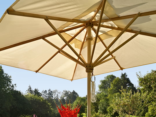De hoogwaardige parasol van Skagerak is verkrijgbaar in verschillende maten, vormen en materialen. De witte zeilen van de parasol bieden bescherming tegen de zon op warme zomerdagen.
