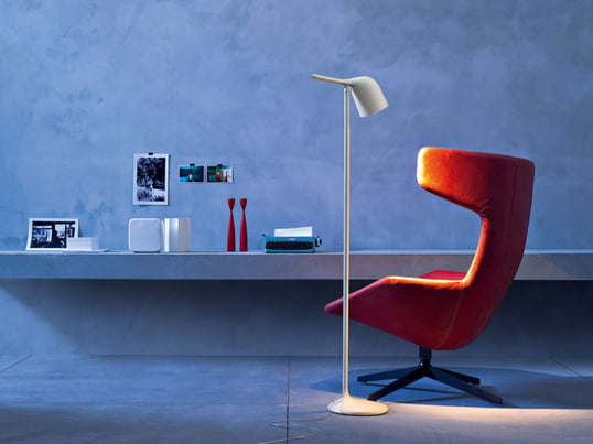 De Foscarini Colibrì vloerlamp is ontworpen door Odoardo Fioravanti in 2011. De organisch gevormde diffuser doet denken aan het silhouet van een vogel en kan willekeurig worden georiënteerd. 