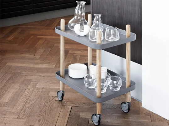 Dankzij de vier wielen is de Normann Copenhagen Block bijzetwagen een verrijdbare bijzettafel met een lichte en luchtige uitstraling. Het ontwerp is afkomstig van Simon Legald.