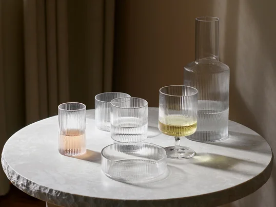 Deze set van vier mondgeblazen glazen uit de Ripple servies serie van ferm Living wordt gekenmerkt door een prachtig gegolfd oppervlak en een individuele uitstraling, want - elk van de glazen in de set heeft een andere vorm.