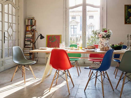 Vitra laat u zien hoe u uw eetkamer stijlvol en authentiek kunt inrichten. De EM-tafel biedt voldoende ruimte voor het hele gezin. Met de Eames Plastic Side Chair zit je comfortabel aan tafel.