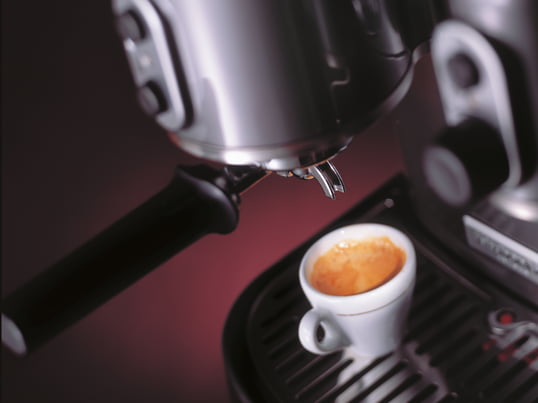 De Artisan espressomachine bereidt in een handomdraai een perfecte cappuccino of espresso, Italiaanse stijl. De machine imponeert met zijn karakteristieke design van KitchenAid.