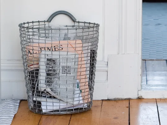 De Bin 18 opbergmand van Korbo tovert uw huis snel om in een decoratieve oase van welzijn. De draadmand, die aan een aparte haak aan de muur kan worden gehangen, is geschikt voor elke denkbare opslag.