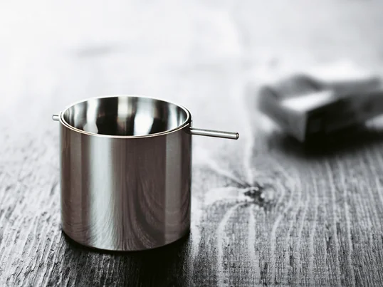 De elegante cilindrische vorm van de asbak is elegant en tijdloos en past bij elke gelegenheid. Door het kantelen van de kom vallen de sigaretten en de as in de cilinder en worden ze geurloos verborgen.