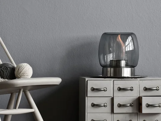 Een ethanolhaard is een goed alternatief voor een conventionele open haard. De decoratieve haard vereist geen extra ventilatie en brandt zonder rook te produceren.