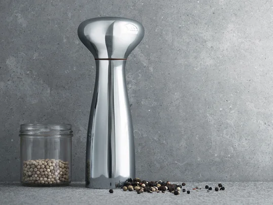 De Alfredo zout- en pepermolens van Georg Jensen worden gekenmerkt door hun dynamische, maar eenvoudige uiterlijk. Gecombineerd met functionaliteit en geschiktheid voor dagelijks gebruik, kunnen ze flexibel worden ingezet.