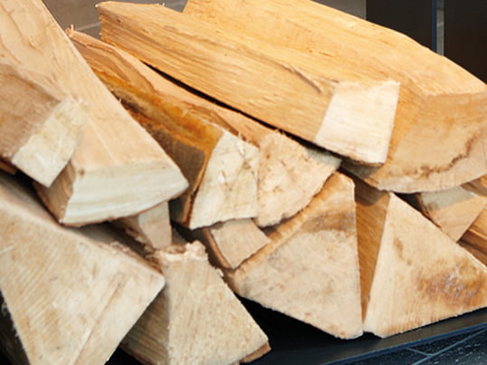 De Wood-in Tray van artepuro is een ruime staalconstructie die voldoende opbergruimte biedt voor alle soorten brandhout. Daarnaast is het een designgericht meubelstuk rond de open haard.
