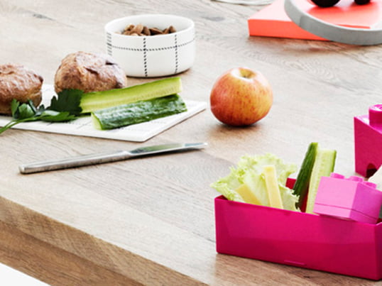 Lunchboxen maken het gemakkelijk en handig om zelfgemaakt voedsel mee te nemen en onderweg te eten. Veel van de lunchboxen zijn verdeeld zodat je verschillende soorten voedsel kunt scheiden.