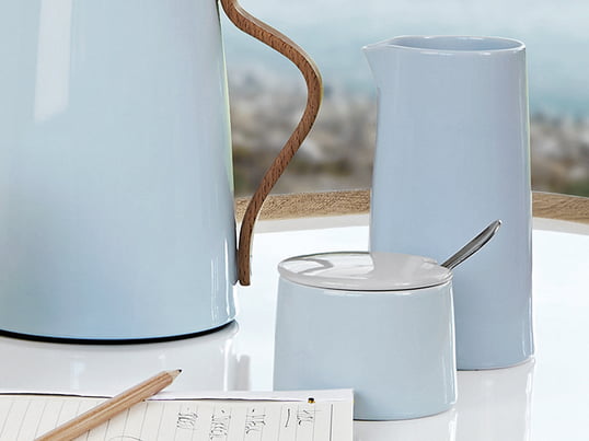 Maak de koffie- en theetafel compleet met de suikerpot en de thermoskan uit de Emma-serie van Stelton. Stelton maakt de Emma serie van porselein en is uiteraard vaatwasmachinebestendig.