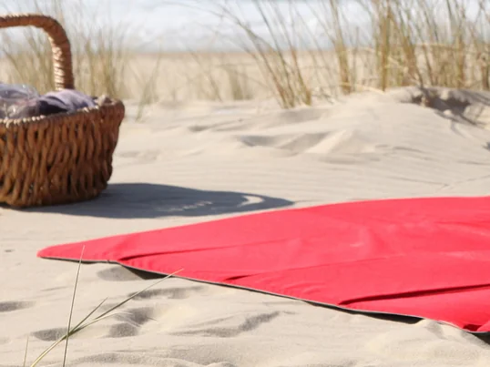 Praktische en comfortabele picknickdekens, strandmatten en dekstoelvulling van bekende fabrikanten zoals Fatboy of Menu vindt u in de Connox online shop.