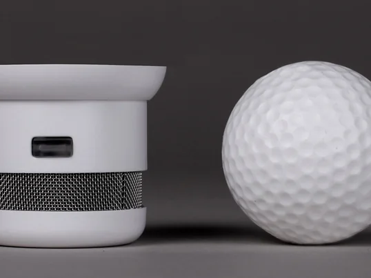 Een rookmelder kleiner dan een golfbal. Maar niet alleen de grootte is uniek: dankzij het ontwerp blijft hij volledig discreet, ongeacht waar hij wordt geïnstalleerd.