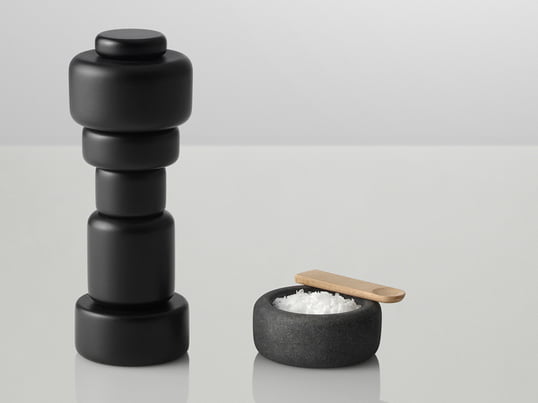 Passend bij de "Plus" zout- en pepermolen, hebben de ontwerpers Norway Says een zout- en peperbakje ontworpen voor Muuto with One. Gemaakt van graniet, kan het gebruikt worden naast of los van de molens.