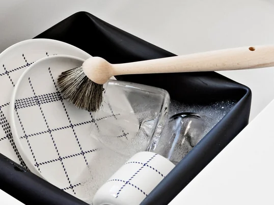 Borstels worden gebruikt voor het wassen van serviesgoed, glazen, borden en kopjes. De borstel van Normann Copenhagen is indrukwekkend dankzij de natuurlijke materialen: natuurlijke haren in de kop en een handgreep van beukenhout.