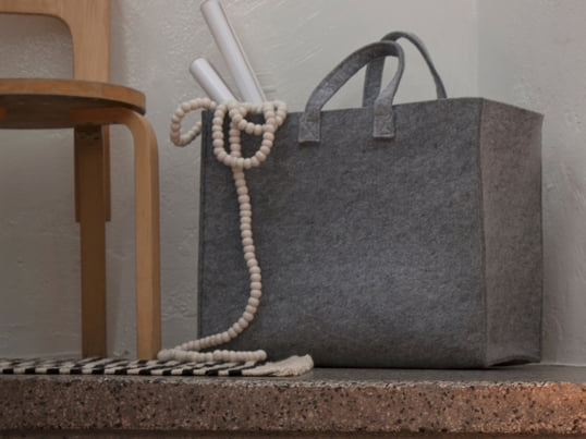 Met de Iittala Meno tassen staan hun multifunctionele karakter en functionaliteit op de voorgrond. Van een draagtas kan men zich niets meer wensen. Polyester vilt maakt een tas extreem duurzaam, lichtgewicht en tegelijkertijd esthetisch aantrekkelijk.