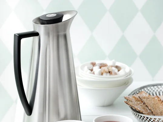 Rosendahl thermosfles van de Grand Cru serie. De zuigkan staat bekend om zijn praktische drukknopopening, die het mogelijk maakt om gemakkelijk en schoon te gieten en natuurlijk de juiste temperatuur te handhaven.