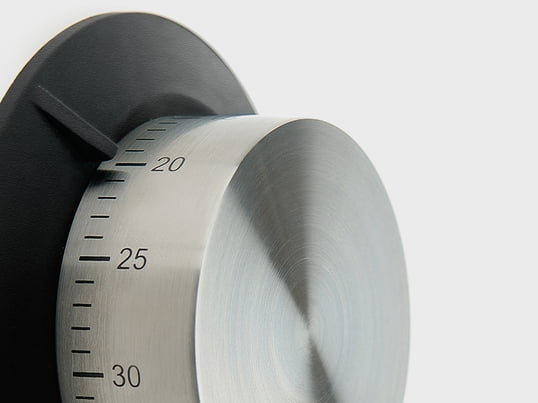 De magnetische keukenklok van het Deense bedrijf Eva Solo is gemaakt van roestvrij staal en zwarte siliconen en kan op de deur van de koelkast, op de afzuigkap en op elk ander metalen oppervlak worden bevestigd.