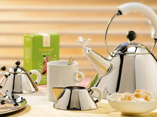 Waterkokers staan op de kookplaat. Ze hebben een dunnere bodem dan bijvoorbeeld steelpannen, zodat de warmte de ketel sneller bereikt. Als het water kookt, stroomt de stoom door een smalle opening bij de tuit. Er wordt een fluitend geluid geproduceerd.