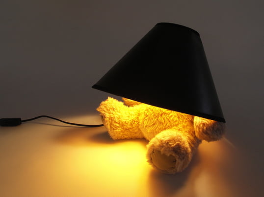 De Teddybeer LED Lamp van Suck UK is een tafellamp met een lampenkap bovenop een teddybeer, die zijn hoofd verbergt. Een perfecte lamp voor het creëren van een zeer warm en zacht licht.
