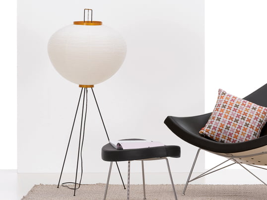 De Akari armaturen van Vitra zijn licht, helder en filigraan zoals het licht zelf. Naast de waarschijnlijk bekendste variant, de bolvormige pendelarmatuur, bevat deze nog meer tafel-, vloer- en plafondarmaturen.