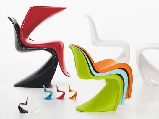 Vitra Panton Chair: de kunststof stoel als goedkoop industrieel product. De stoel is verkrijgbaar in verschillende kleuren, zoals blauw, groen, rood, wit, zwart of oranje.