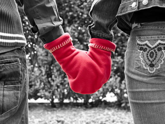 De Glovers van Radius Design zijn voor partners. Glovers, het woord overigens, is een combinatie van handschoen en geliefden. Ze verschijnen niet alleen samen in één stuk, ze houden je ook warm bij elkaar.