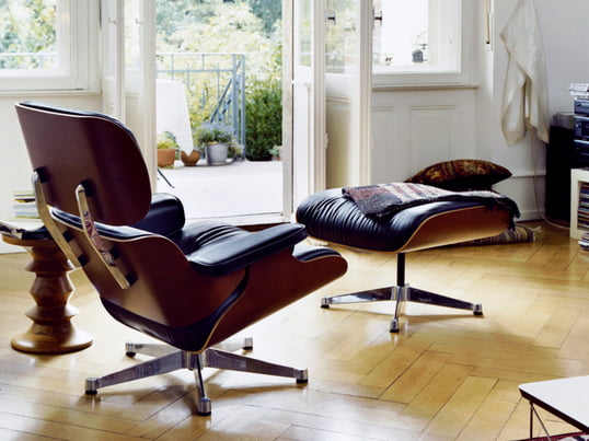 De Vitra Lounge Chair brengt stijlvolle gezelligheid in uw woonkamer met zijn klassieke design. De Lounge Chair en de voetenbank zijn ook los en in andere kleuren en uitvoeringen verkrijgbaar.