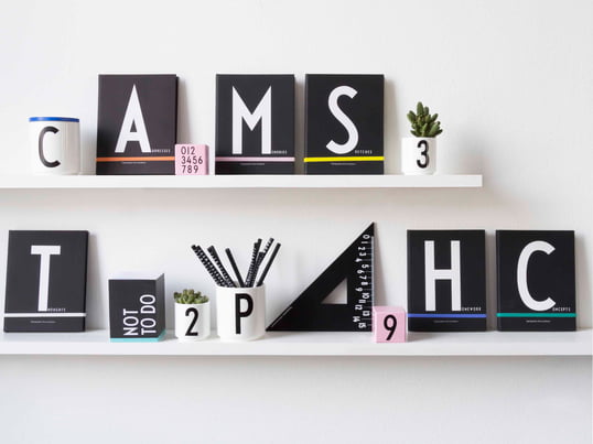 De belangrijkste kantoorbenodigdheden worden versierd met decoratieve typografie. Met behulp van de brieven van Arne Jacobsen, die bedoeld waren voor het stadhuis in Aarhaus, wordt het gemakkelijk om de orde op kantoor en thuiskantoor te bewaren.