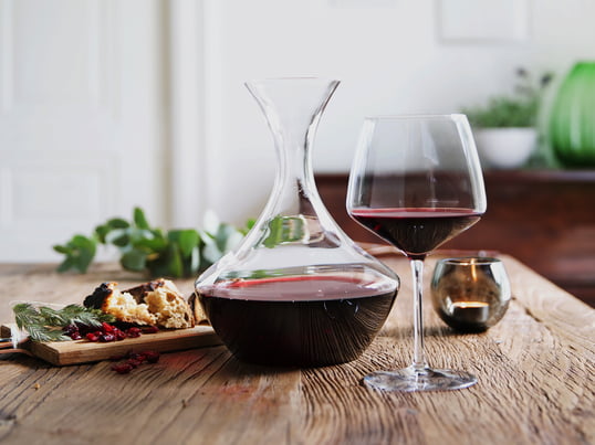 Perfect wijngenot met de Perfection collectie van Holmegaard: Geniet van een volle rode wijn - gedecanteerd in de wijnkaraf en geserveerd in het bolvormige rode wijnglas.