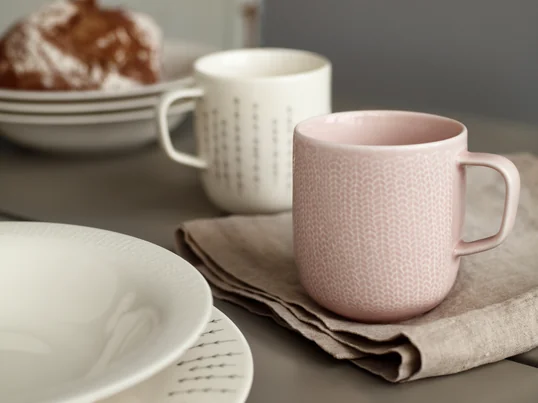 Koffiemokken veranderen uw ontbijttafel in een kleurrijke tafel. Met de Sarjaton collectie van Iittala heeft u de mogelijkheid om verschillende serviezen te gebruiken die toch stilistisch op elkaar zijn afgestemd.