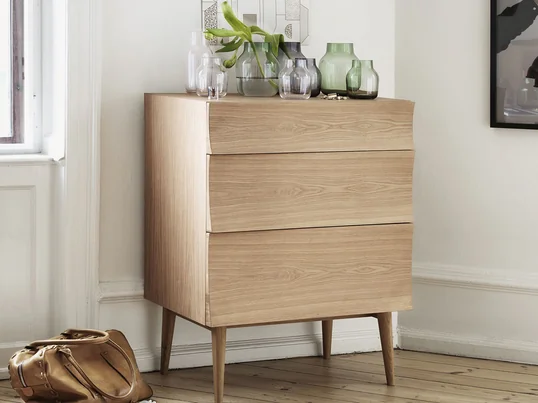 Een klassieke houten ladenkast - Reflect by Muuto - kan gemakkelijk gecombineerd worden met moderne materialen en kleuren. Maar het ziet er ook prachtig uit in een omgeving met zachte kleuren.