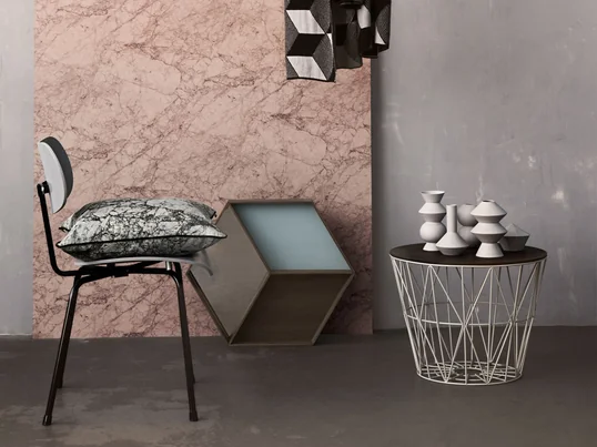 De designtafel van Ferm Living overtuigt door zijn functionaliteit en design. Salontafel, nachtkastje of wasmand - de moderne tafel past perfect in elk interieur en kan flexibel worden gebruikt.