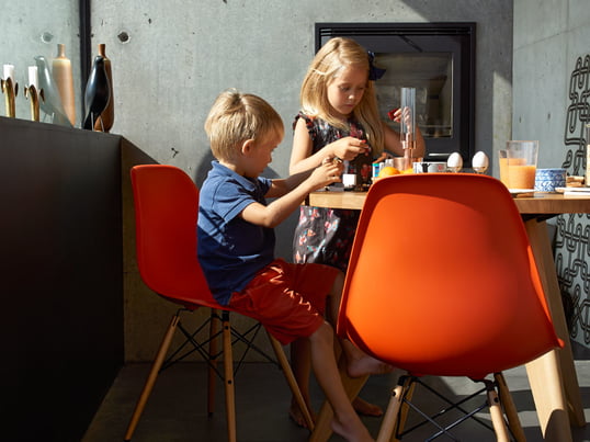 Moderne keukenstoelen in wit, rood, geel en vele andere kleuren zorgen voor een kleurrijk leven in &de keuken. De Eames Plastic Side Chair DSW van Vitra kan optimaal worden geïntegreerd in elke interieurstijl.