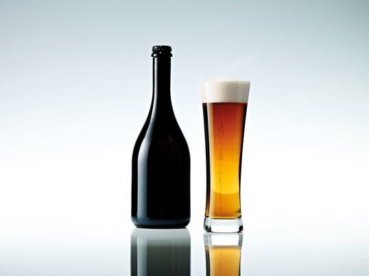 Het bierbasisglas van fabrikant Schott Zwiesel heeft een schuimpunt en fakkelt licht naar buiten zodat het schuim zich perfect verspreidt.